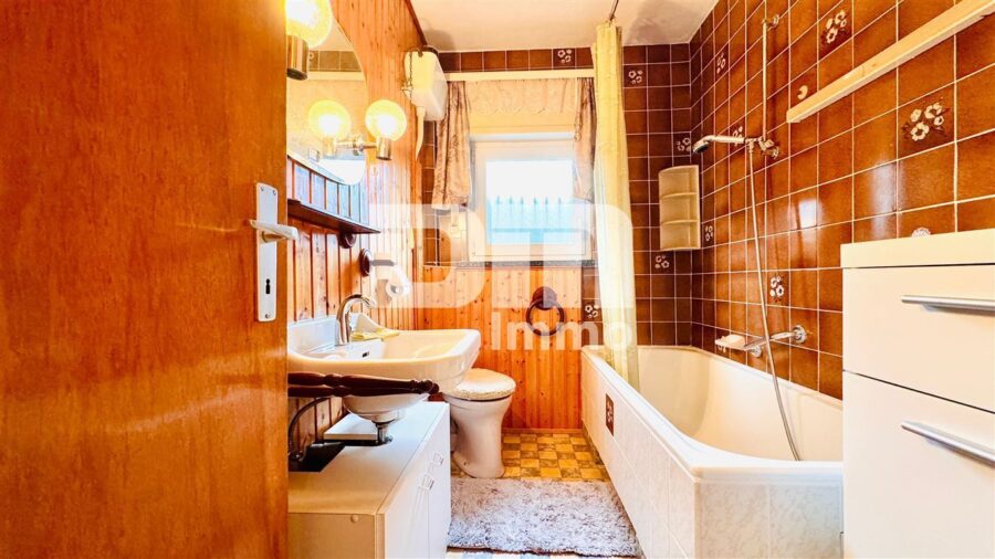 Ein- bis Zweifamilienhaus mit viel Potenzial in idyllischer Lagemit Terrasse und Garage - OG Badezimmer / Wanne